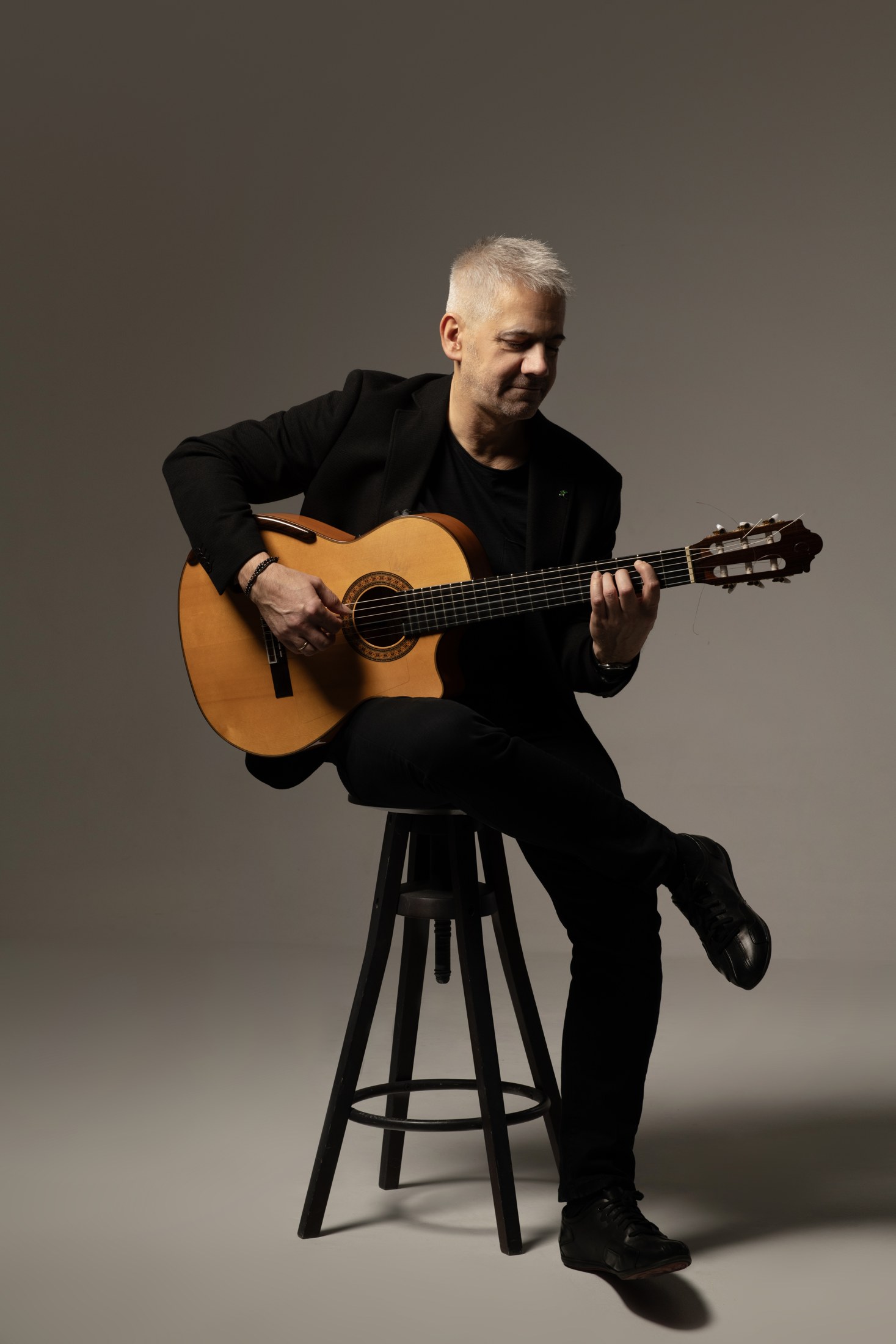Sławomir Badowski z gitarą akustyczną